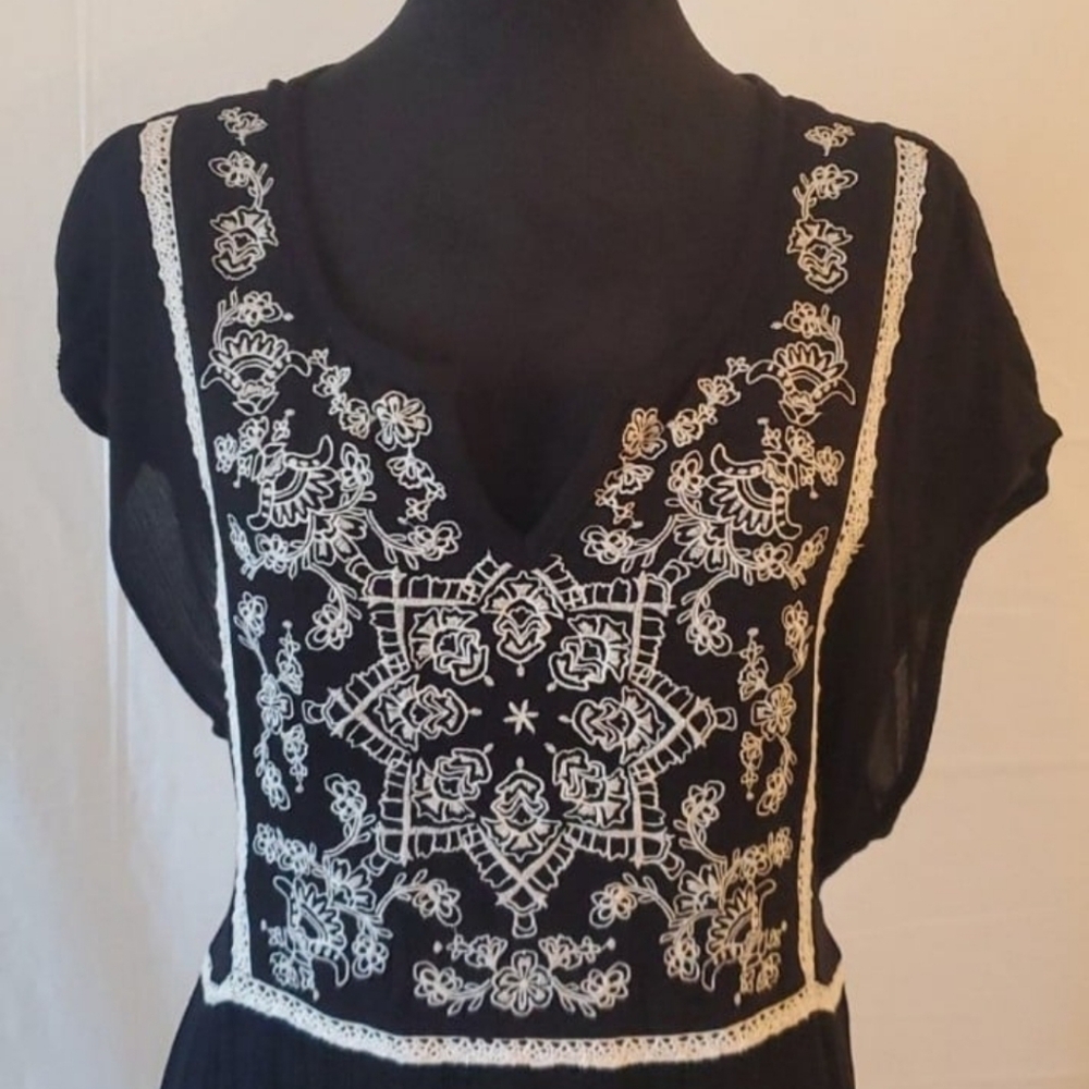Bila India Black & White  Embroidered Gauze Short Sleeves Dress